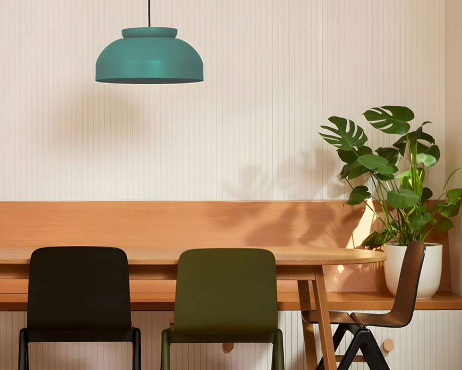 Esstisch aus Holz mit Holzbank, Stühlen und türkiser Hängeleuchte vor weißer Wand