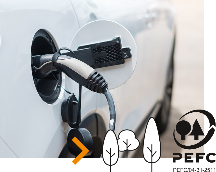 Foto einer Auto-Ladebuchse mit eingestecktem Ladekabel, davor ein Baum-Icon und ein PEFC-Logo mit der Nummer PEFC/04-31-2511