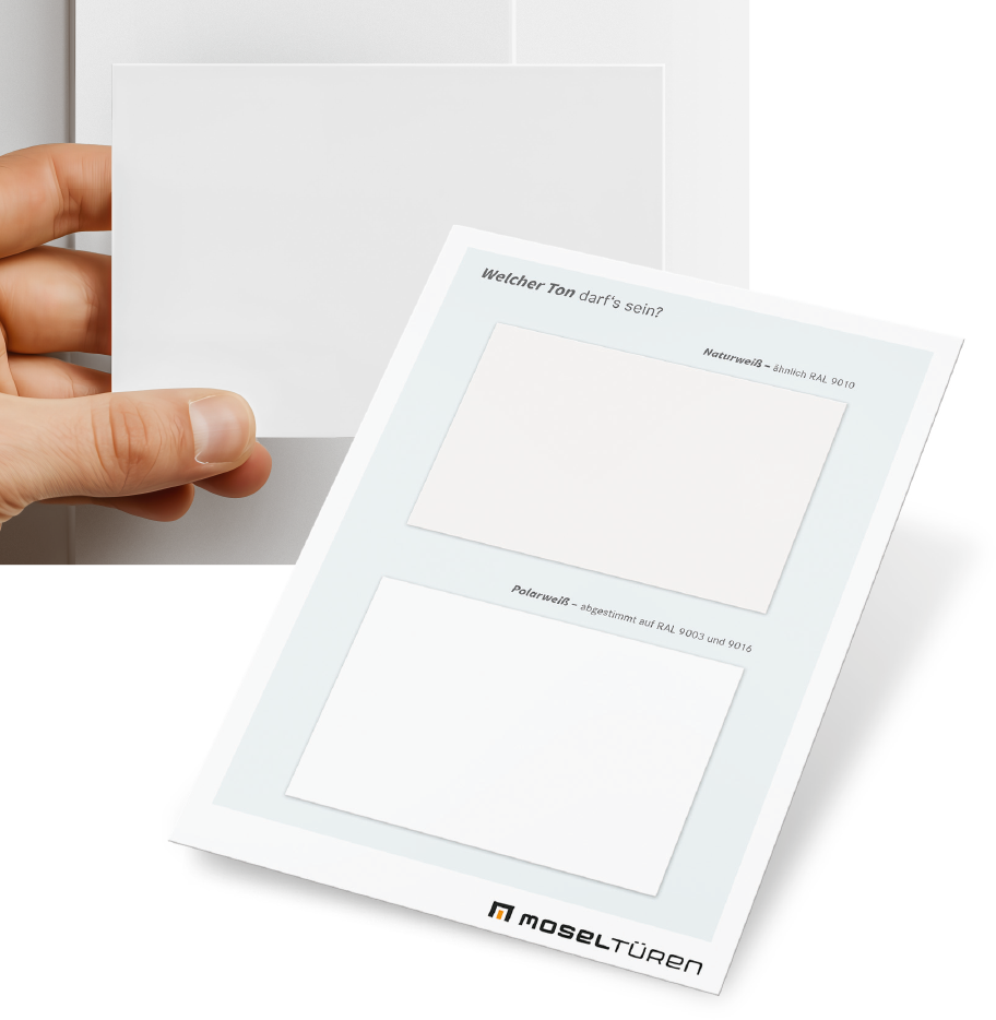 Foto einer Hand, die ein Farbmuster an eine Zarge hält, davor die Farbmusterkarte von Mosel Türen.