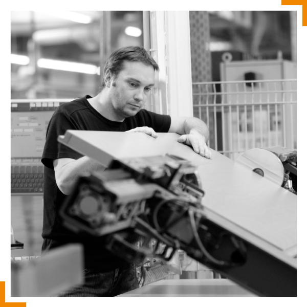 Ein Mann prüft eine Tür in der Qualitätssicherung.