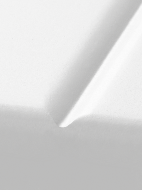 Nahaufnahme der geprägten V-Fuge bei der polarweißen Mala-Tür