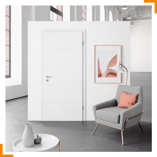 poarweiße Mala-10-Tür mit geometrischen Linien an einer weißen Wand