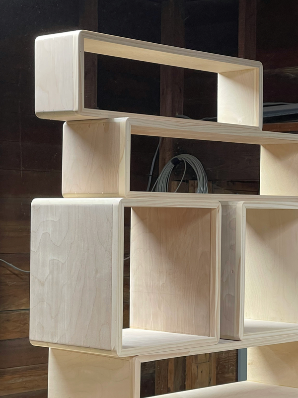 ein Regal aus mehreren Holz-Modulen