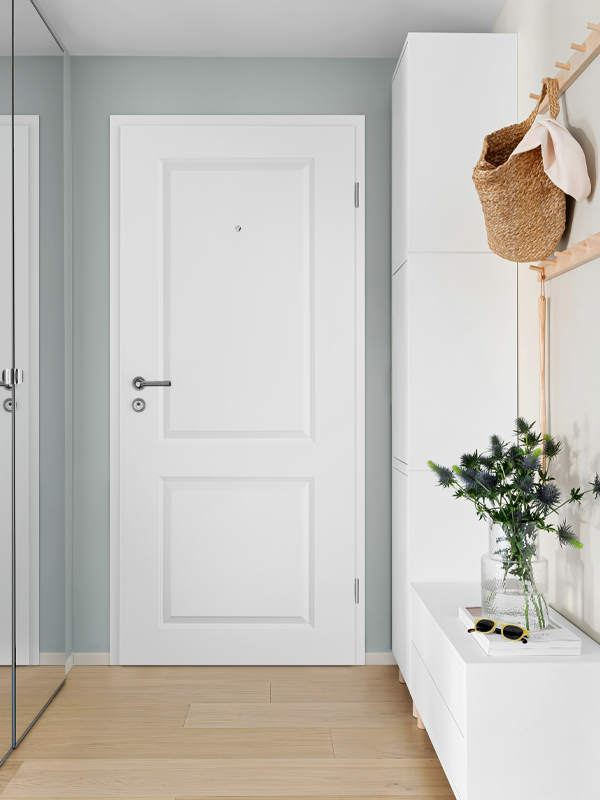Ein Wohnungseingang mit einer weißen Elegance-02-Einbruchschutztür