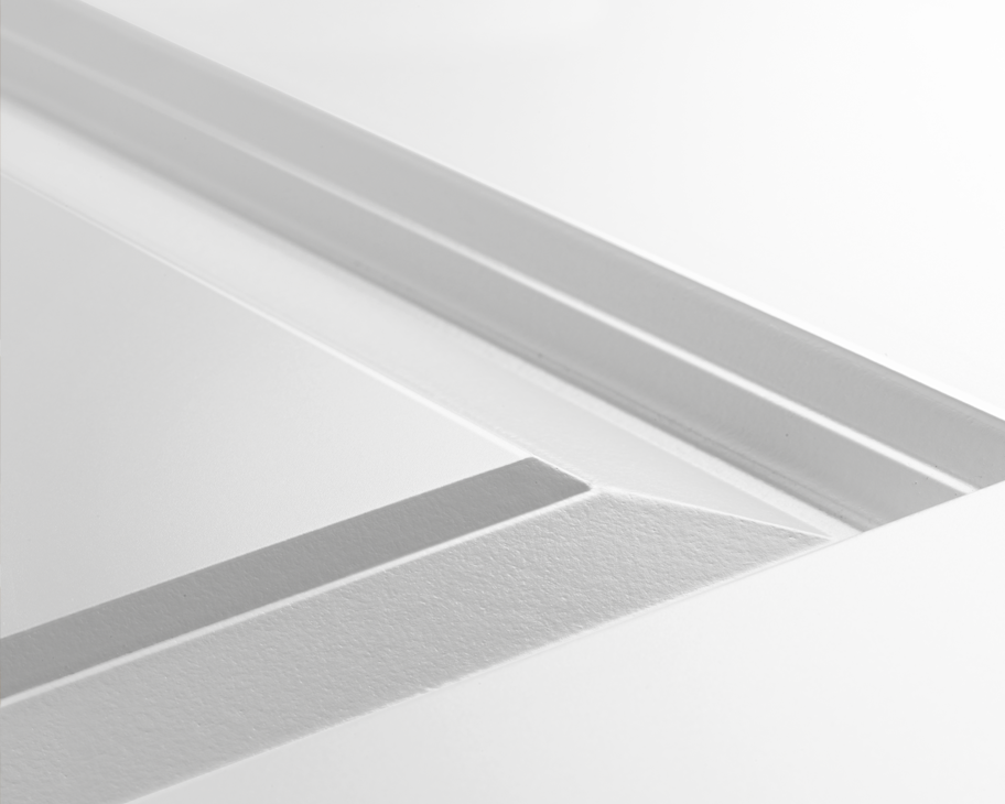 Nahaufnahme einer geprägten weißen Türoberfläche