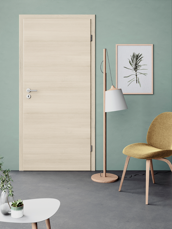 Verso Pinie Holzdesigntür an einer salbeigrünen Wand