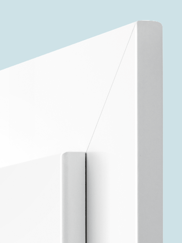 Nahaufnahme der oberen Ecke einer weißen Zargenbekleidung auf blauem Hintergrund